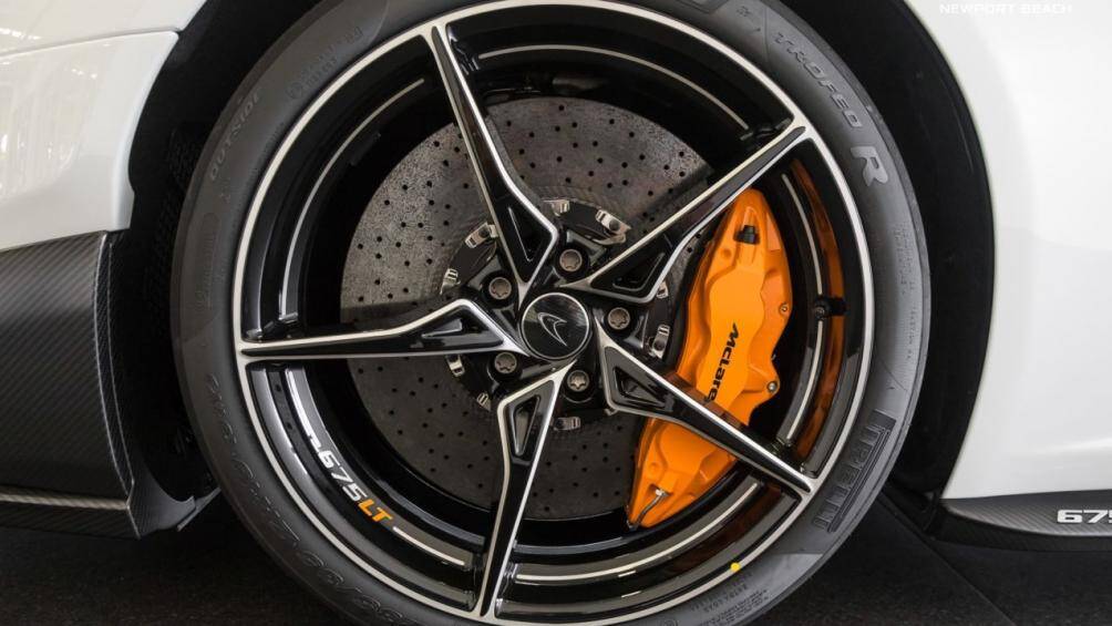 Xe được trang bị khối động cơ V8, dung tích 3.8L tăng áp kép được tinh chỉnh cho công suất tối đa lên tới 666 mã lực và mô-men xoắn cực đại 700 Nm