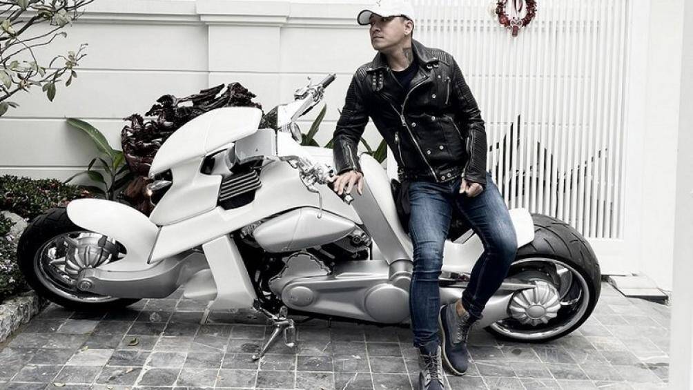 Ca sĩ Tuấn Hưng vừa tậu chiếc siêu xe phân khối lớn hàng độc V-Rex Travert màu trắng