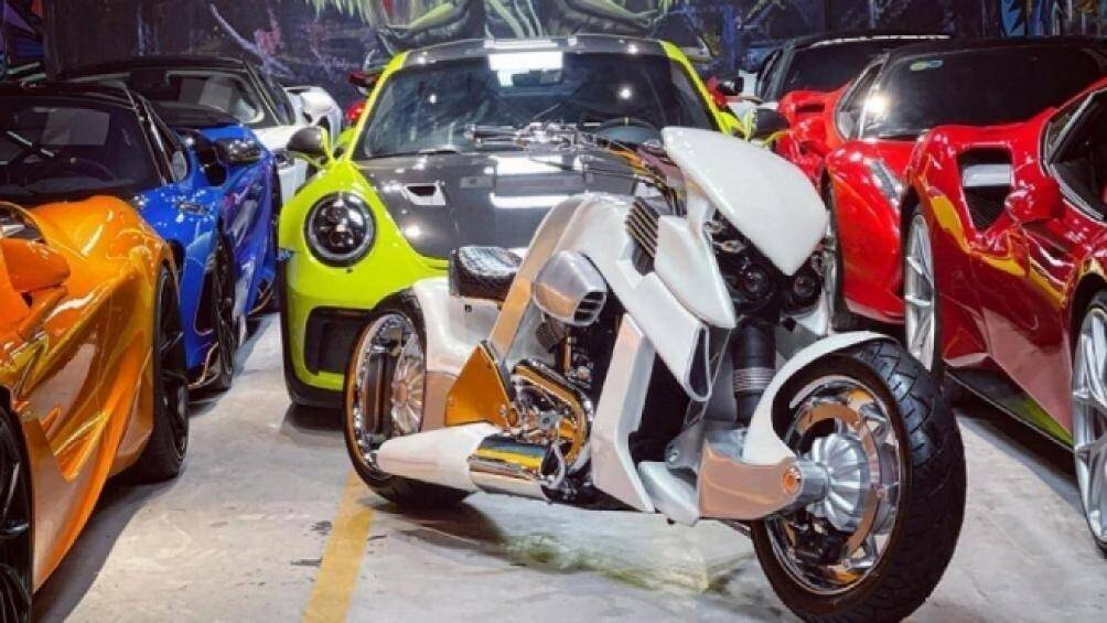 Điểm ấn tượng nhất trên V-Rex Travertson nằm ở bộ gắp trước của xe mang hình dáng đôi tay của những chú King Kong