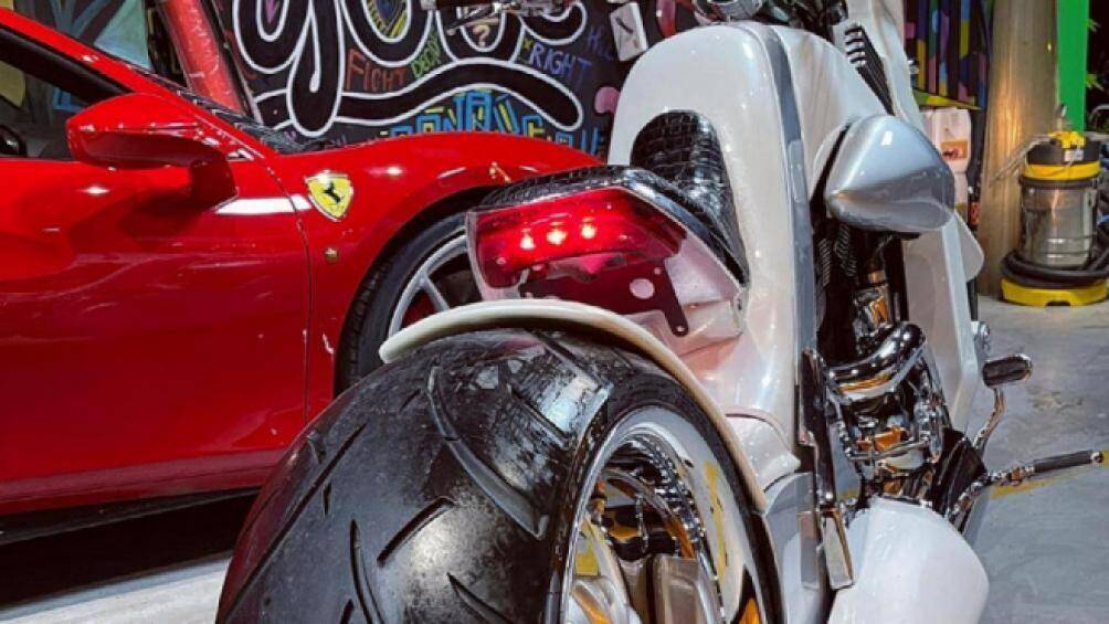 Xe có thiết kế đơn yên ngồi, chiều cao yên 642 mm, độ sáng gầm 120 mm, bình xăng có dung tích 17 lít, trọng lượng khô của xe đạt 304 kg