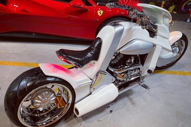 Chiếc xe khủng long bạo chúa V-Rex Travertson của Tuấn Hưng mới mua có màu sơn trắng, phần yên xe là da cá sấu cao cấp, đắt tiền