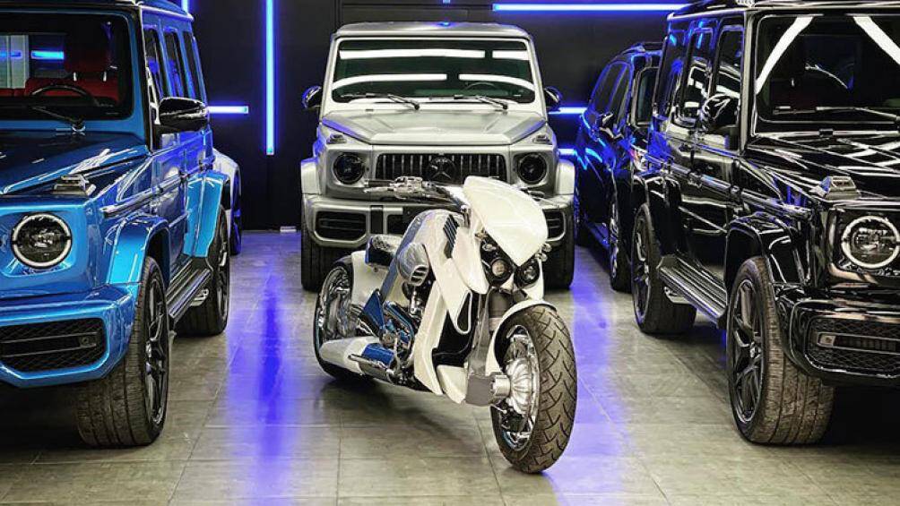 Ở Việt Nam một số dân chơi cũng đã tậu dòng xe này. Giá của một chiếc xe V-Rex được giới thạo xe ước tính hơn 2 tỷ đồng