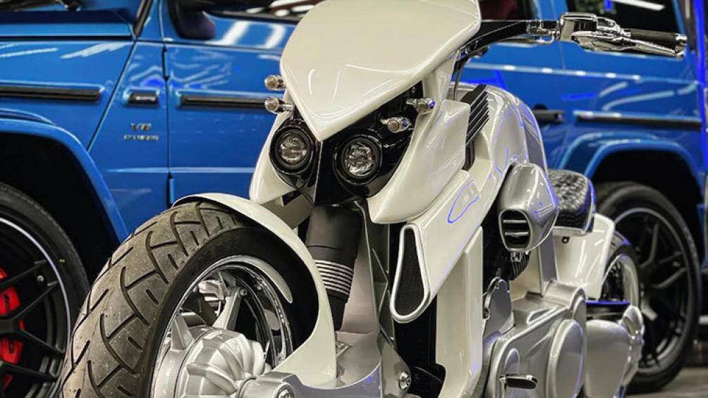 Mẫu xe này được thiết kế lai giữa dòng mô tô thể thao và mô tô hành trình, dựa trên cảm hứng từ nhân vật khủng long trong phim King Kong