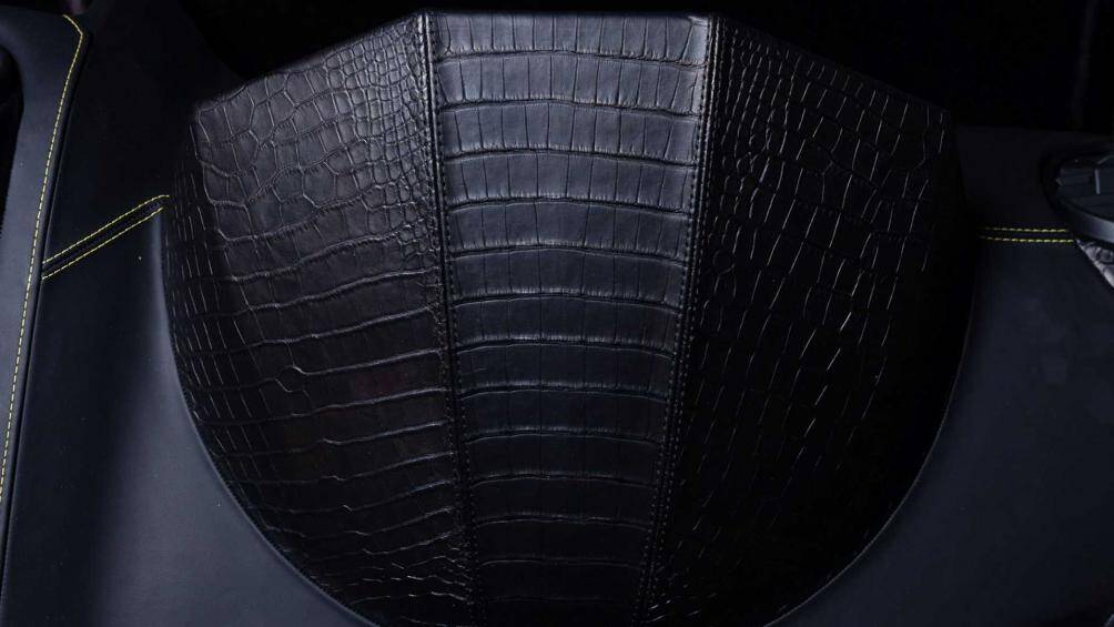 Ngoài ra, Prombron Black Alligator MMXX Black Tiger Lunar Year Edition sẽ có các tùy chọn da bọc đắt đỏ, bao gồm cả da cá sấu