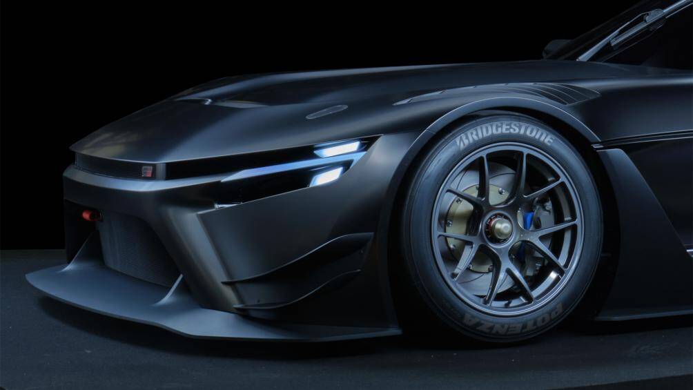 Đèn chiếu sáng ở cản trước được thiết kế tối giản và chia đôi theo tầng. Xe được trang bị hốc gió cỡ lớn trên nắp capo