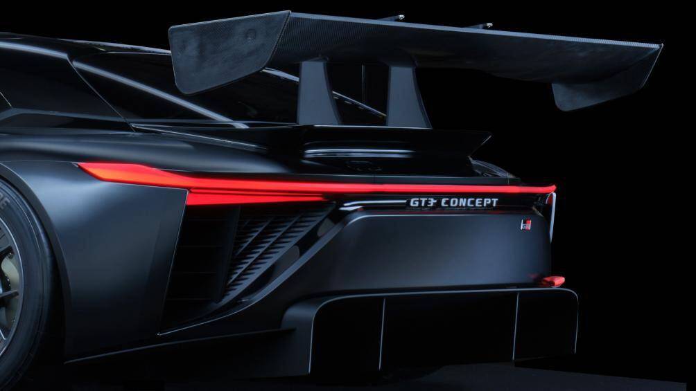 Phần cản trước được kéo dài với lưới tản nhiệt lớn, hai bên cản trước cũng lắp đặt cánh lướt gió