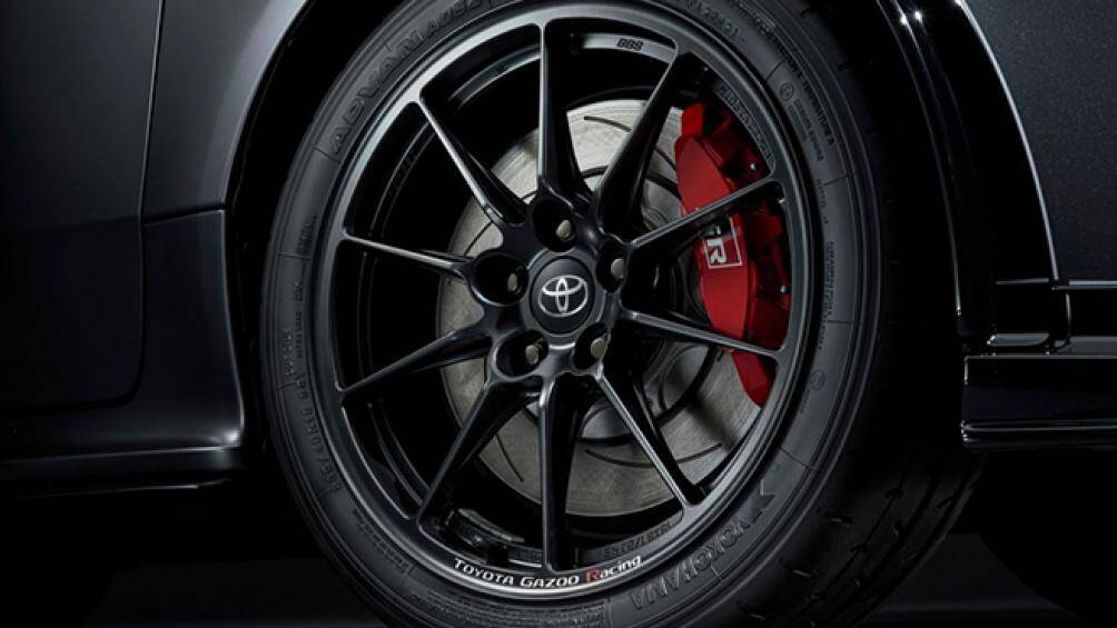 Gói nâng cấp này gồm bộ mâm BBS kích thước 18 inch, giảm chấn Bilstein, cánh gió cố định bằng sợi carbon, ốp thân xe mở rộng và líp cản trước