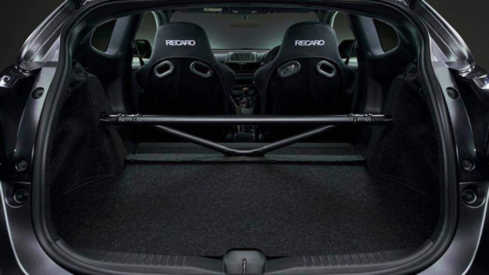 Toyota công bố, Yaris GRMN nhẹ hơn 20 kg so với Yaris GR. Gói Circuit chỉ được bán ra với màu sơn xám mờ và giới hạn chỉ 50 xe