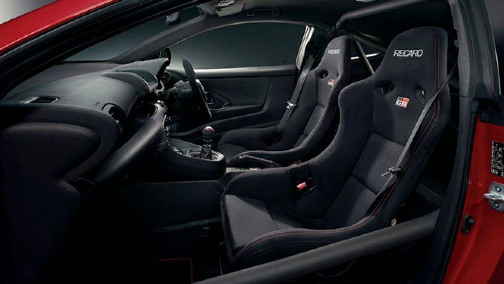 Bên trong, khoang lái cũng được tối giản hóa bằng cách gỡ bỏ hàng ghế phía sau. Nắp ca-pô được thay bằng nắp ca-pô làm bằng sợi carbon