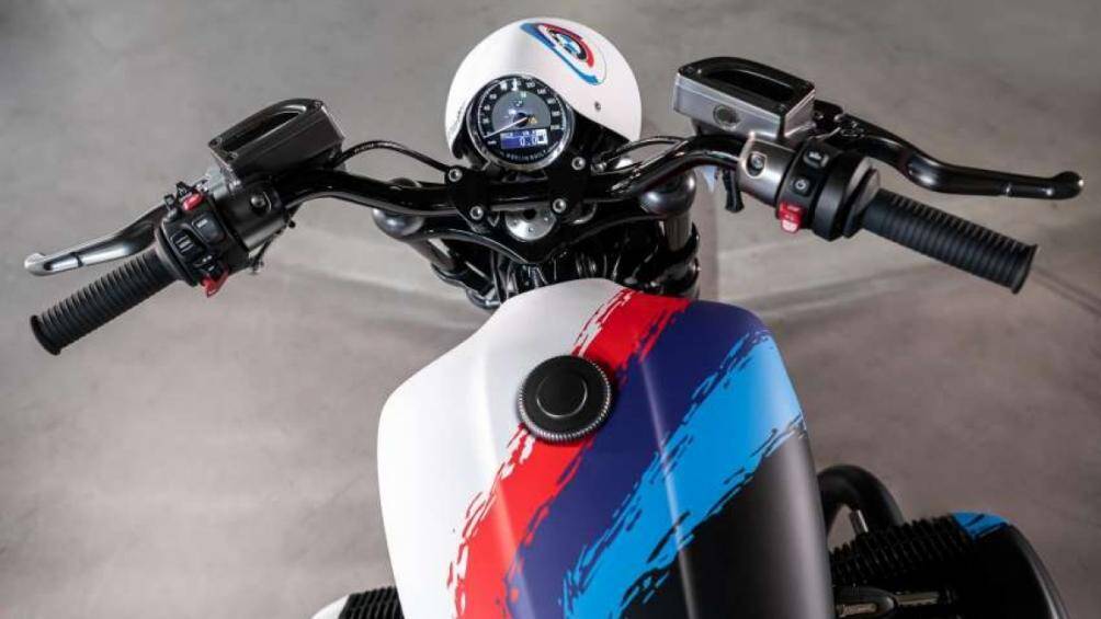 R18 M được hãng Rizoma cung cấp gương, tay nắm và đèn báo, toàn bộ xe được sơn bởi Dox Art Factory và ghế da từ L R Leather