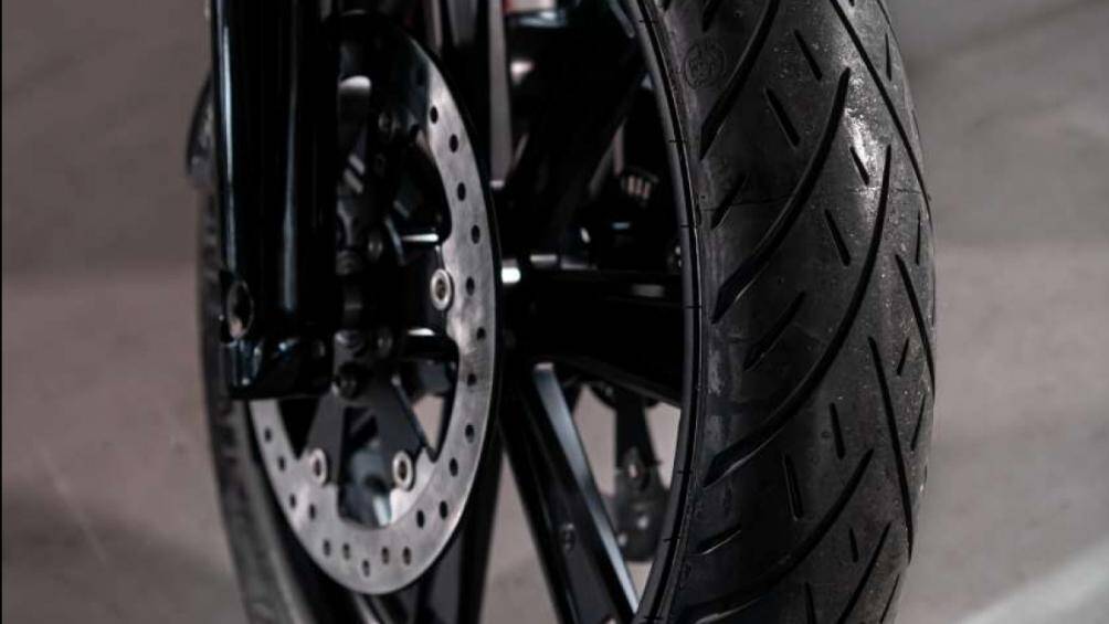 Lưới tản nhiệt làm mát bằng dầu của chiếc R18 Aurora được lấy cảm hứng từ các mẫu xe của BMW những năm 1960