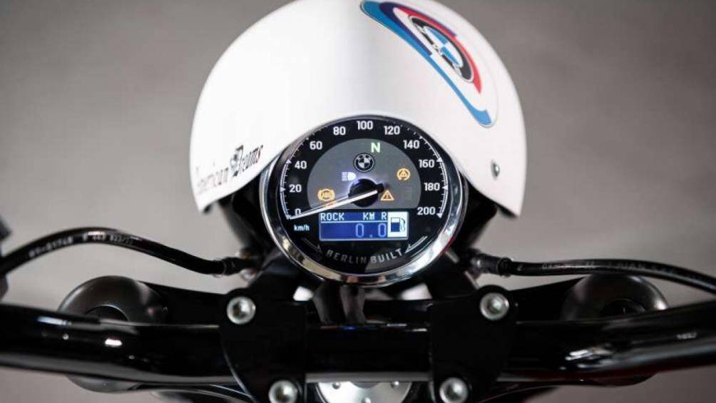 R18 M đi kèm với ống xả ER Exhaust Revolution ngắn hơn, cùng với phần đuôi tùy chỉnh và kính chắn gió bằng sợi thủy tinh từ Elabotario