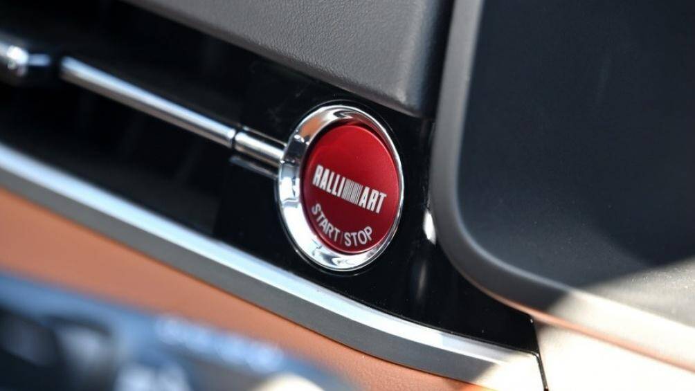 Trên 2 chi tiết này đều có logo Ralliart - bộ phận chuyên sản xuất xe hiệu suất cao và xe đua của thương hiệu Mitsubishi