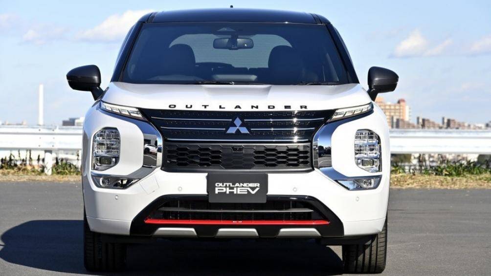 Cuối cùng là chắn bùn Ralliart màu đỏ sau 4 bánh xe và tem chữ nổi "Outlander" màu đen trên nắp ca-pô