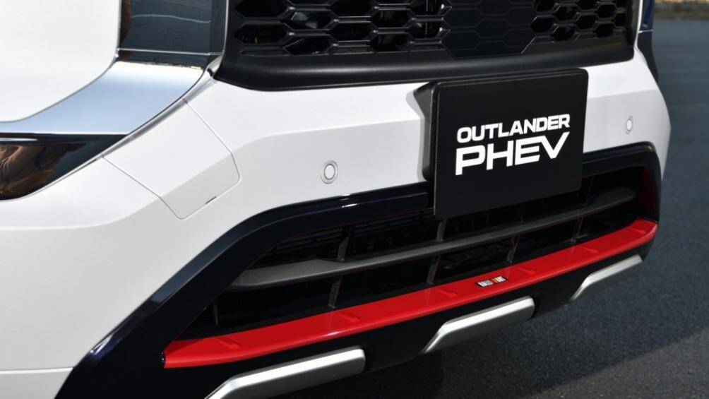 Mẫu xe này được trang bị viền màu đen bóng bao quanh hốc gió trung tâm trên đầu xe thay vì viền màu bạc như bản thường