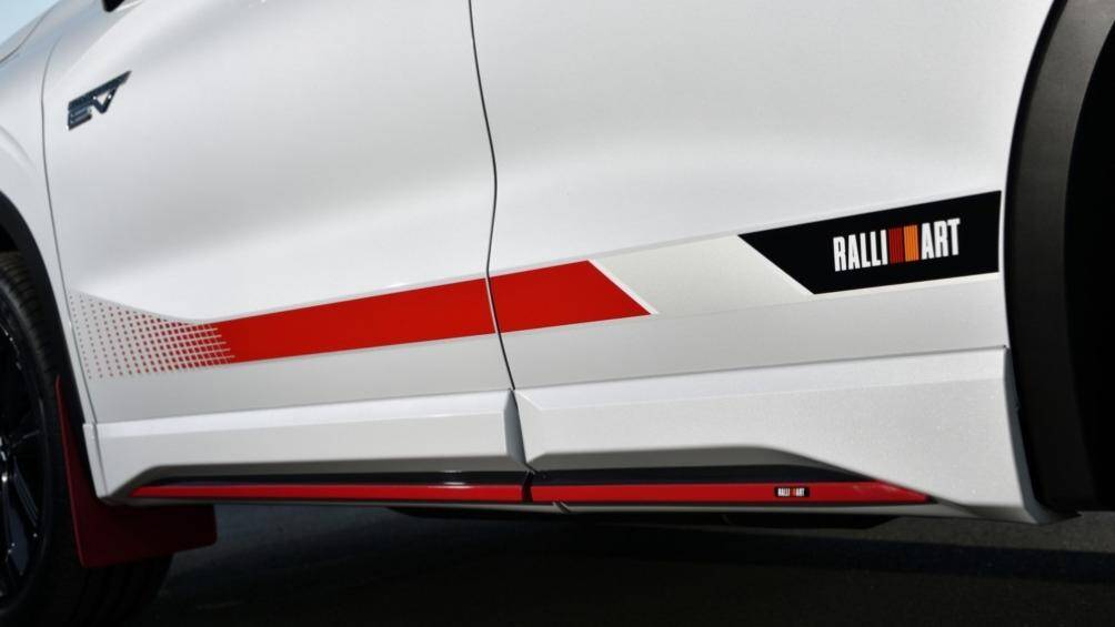 Hệ truyền động này bao gồm máy xăng 4 xi-lanh, dung tích 2.4L với công suất tối đa 128 mã lực và mô-men xoắn cực đại 201 Nm