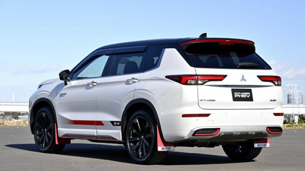 Viền bên dưới hốc gió trung tâm còn được sơn màu đỏ nổi bật với logo "Ralliart". Ốp gương ngoại thất và bộ vành hợp kim đa chấu màu đen