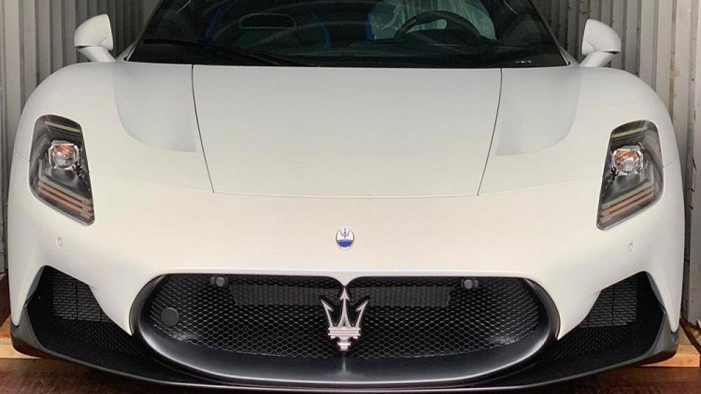 Xe mang màu sơn Bianco Audace, đây cũng là chiếc MC20 đầu tiên tại Việt Nam sở hữu ngoại thất màu này