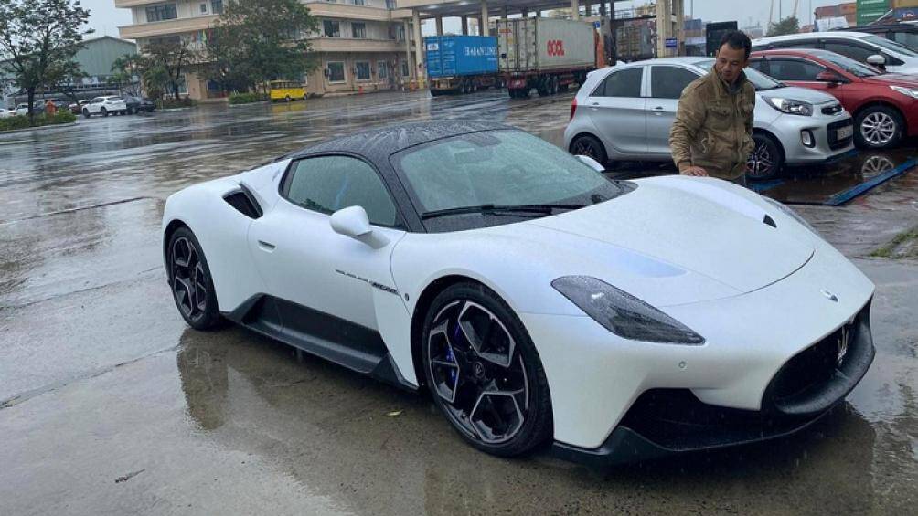 Mới đây, một chiếc siêu xe Maserati MC20 vừa đặt chân về cảng Tiên Sa (Đà Nẵng) sẵn sàng phục vụ đại gia Việt chơi Tết