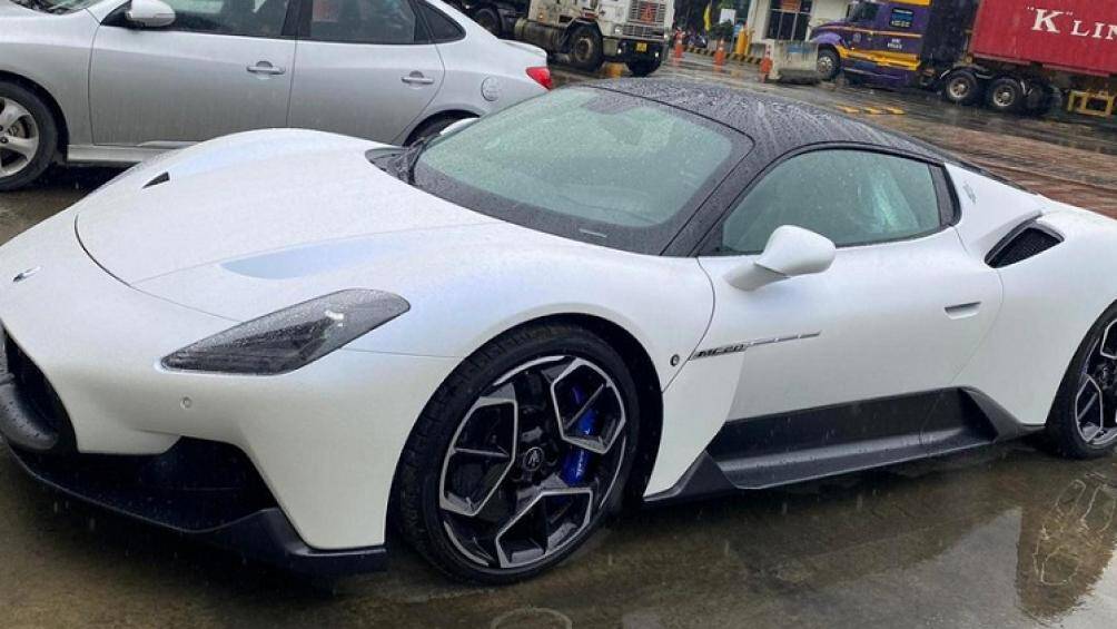 Những hình ảnh chụp lại cho thấy, chiếc siêu xe Maserati MC20 màu trắng được chào đón có mặt tại cảng ở thành phố Đà Nẵng bằng một cơn mưa lớn