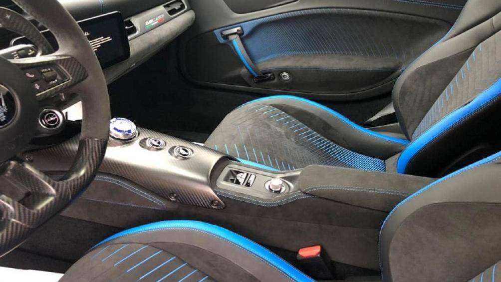 Nội thất xe có tùy chọn ghế ngồi với 2 tông màu là đen và sọc xanh dương Cileo mô phỏng 3D