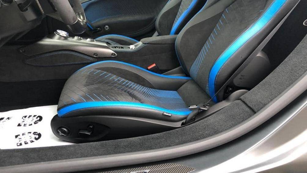 Xe sở hữu nhiều chi tiết carbon nhám, logo MC20 cùng quốc kỳ Ý xuất hiện trên bảng táp-lô, vô lăng bọc da cao cấp kết hợp carbon...