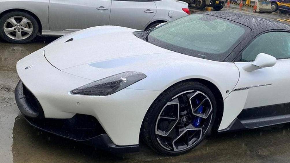 Ngoại thất xe có nhiều chi tiết sơn đen và bộ mâm đa chấu kép của xe sơn 2 tông màu tương phản cùng kẹp phanh màu xanh dương nổi bật