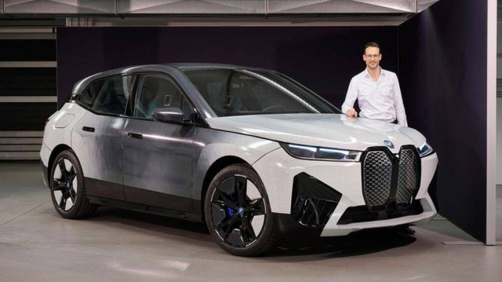 Mẫu xe được trình làng có tên BMW iX Flow, sử dụng công nghệ mực điện tử để biến đổi màu sắc ngoại thất