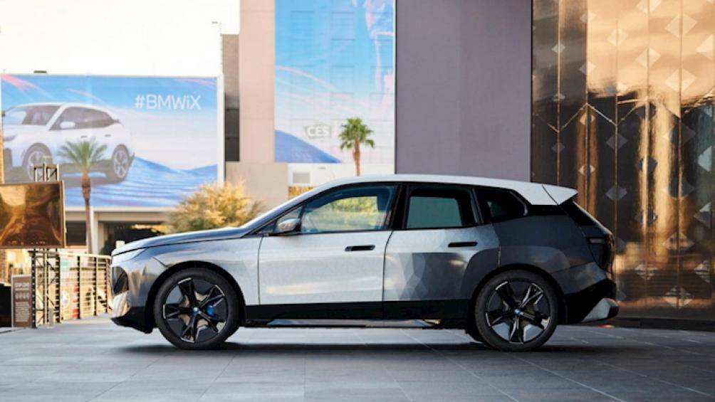 Màu trắng giúp phản chiếu nhiều ánh sáng mặt trời hơn màu đen, giúp giảm bớt việc hấp thụ nhiệt khi trời nắng nóng