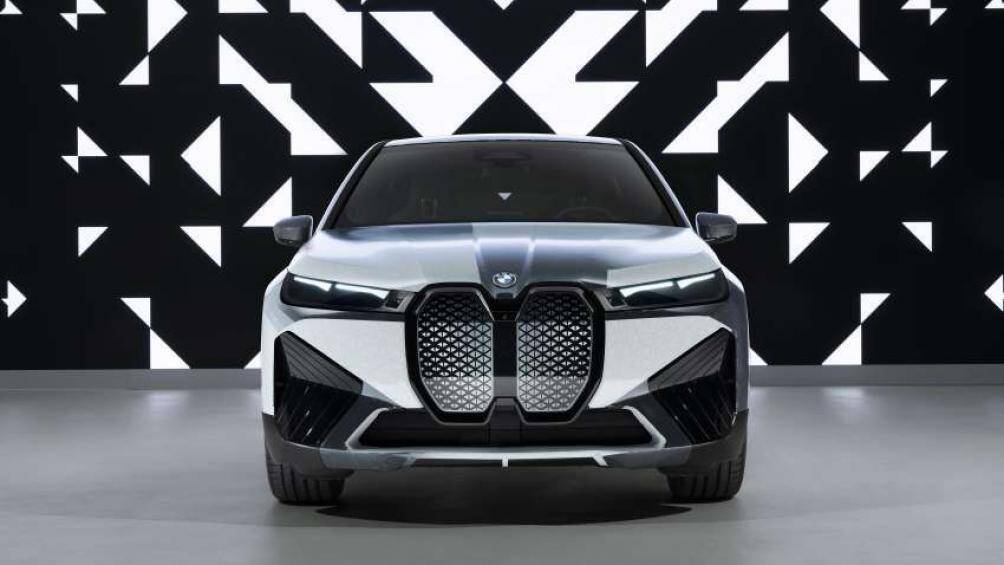 BMW đã bọc iX trong một lớp bọc tùy chỉnh có hàng triệu viên nang nhỏ, đường kính tương đương độ dày của sợi tóc