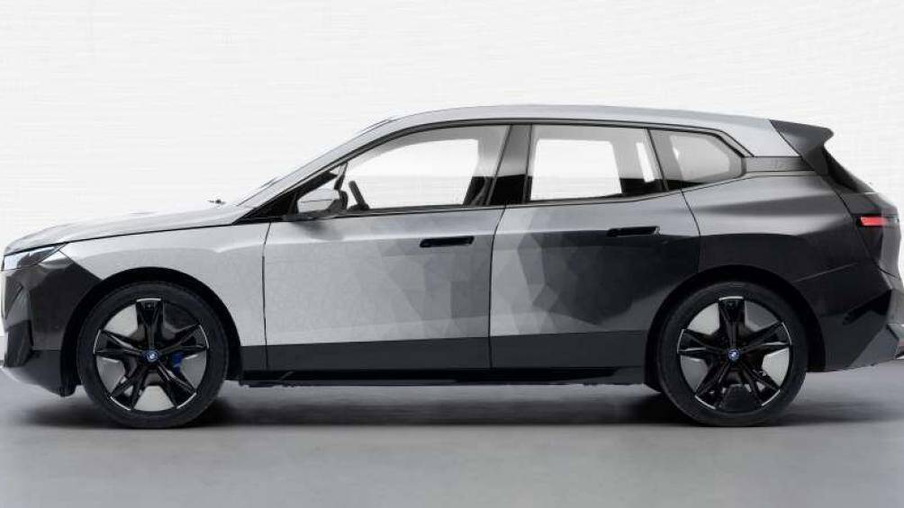 Sự kích thích bằng điện trường sẽ làm thay đổi sắc tố trên bề mặt của vi nang, tạo ra sự thay đổi màu sắc theo ý muốn