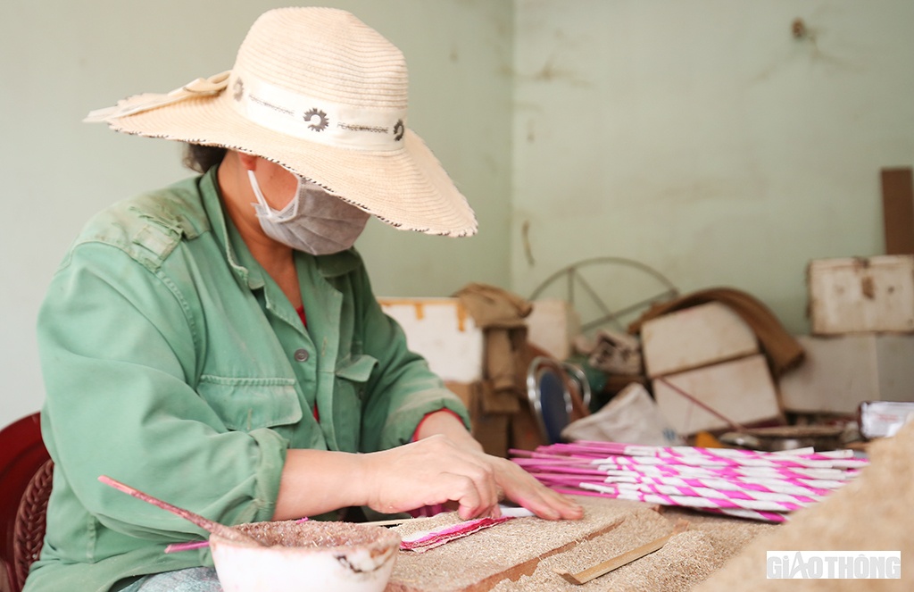 Là một công nhân quấn hương có thâm niên hơn 10 năm, chị Trần Thị Trang (37 tuổi) cho biết: Những ngày còn nhỏ, chị đã thấy bà và mẹ đi quấn hương. Lớn lên, học đến cấp 2, chị đã theo mẹ phụ giúp rồi sau đó trở thành thợ quấn hương.