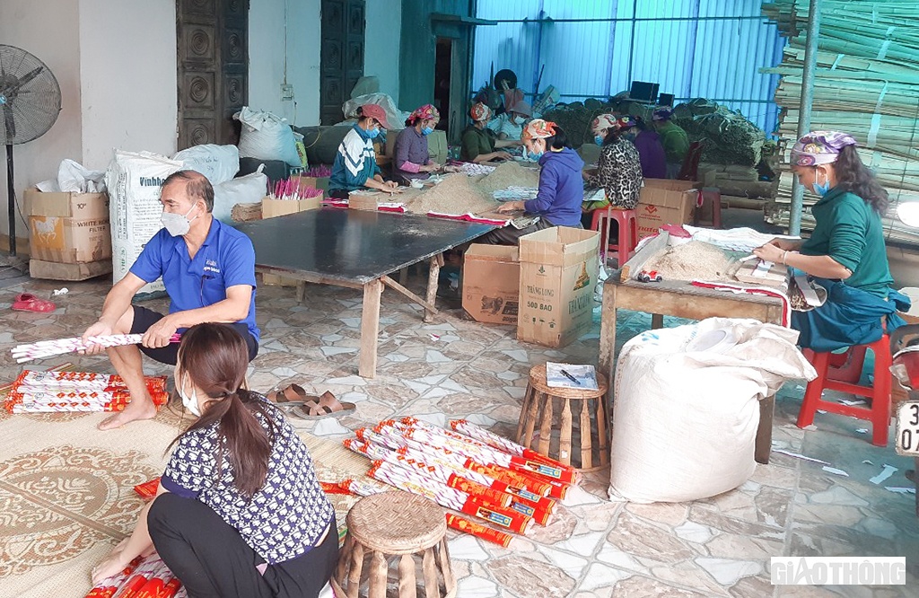 Những ngày cuối năm Âm lịch 2021, PV Báo Giao thông có mặt tại thị trấn Tân Lạc (huyện Qùy Châu, tỉnh Nghệ An). Theo ghi nhận, không khí sản xuất, mua bán hương trầm diễn ra tấp nập, rộn ràng. Công tác phòng chống dịch bệnh Covid-19 được các cơ sở và người công nhân thực hiện nghiêm túc.
