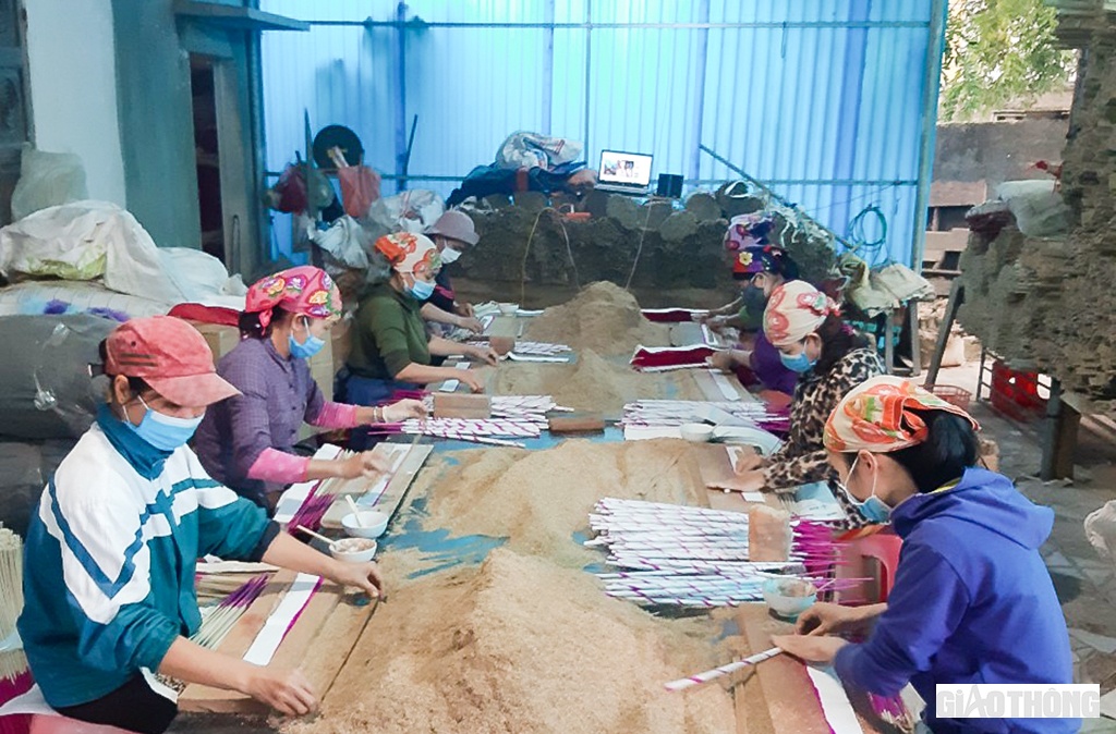 Từ sáng sớm, tại cơ sở sản xuất hương của bà Hoàng Thị Hợi, hàng chục công nhân đã cặm cụi quấn từng que hương với các kích cỡ khác nhau. Bà Hợi cho biết: Mùa sản xuất hương Tết bắt đầu từ tháng 10 Âm lịch và sản xuất cho đến gần Tết. Vụ hương năm nay, cơ sở gia đình đình bà quấn khoảng gần 1 triệu que hương khác nhau.