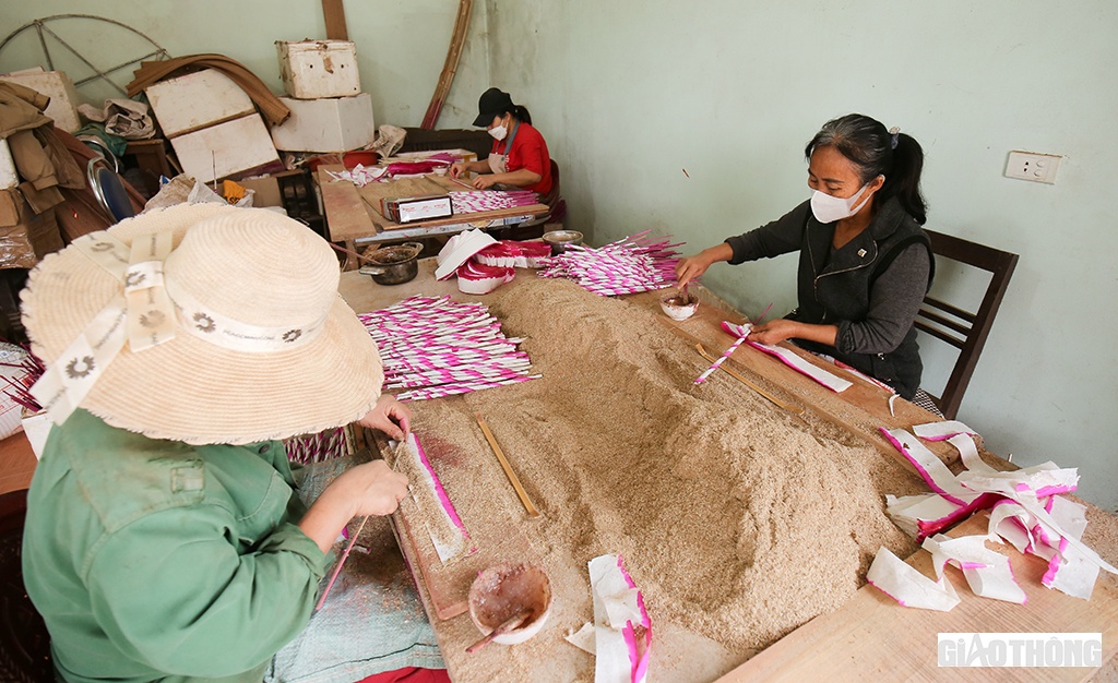 Cách đó không xa, không khí sản xuất hương tại cơ sở sản xuất hương của chị Nguyễn Thị Kim Anh cũng rộn ràng không kém. Chị Anh cho biết: Năm nay do đại dịch Covid-19 diễn biến phức tạp nên việc sản xuất của cơ sở khá cầm chừng, ước khoảng 2 vạn que.  “Dù rất muốn tăng sản lượng nhưng cơ sở vừa sản xuất vừa nghe ngóng tình hình dịch bệnh. Bởi nếu không may, dịch diễn biến phức tạp thêm một cái lại ế hàng thì lại thất thu”, chị Anh nói.