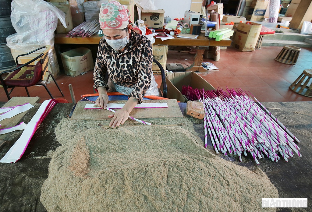 Theo ông Sầm Anh Dũng, Phó trưởng phòng Nông nghiệp và Phát triển Nông thôn Quỳ Châu: Nghề làm hương ở địa phương có truyền thống hơn 40 năm. Toàn huyện có hơn 80 hộ thuộc nhiều làng nghề ở các xã Châu Hạnh, Châu Tiến, thị trấn Tân Lạc..., giải quyết việc làm cho 400-500 lao động thời vụ ở địa phương.