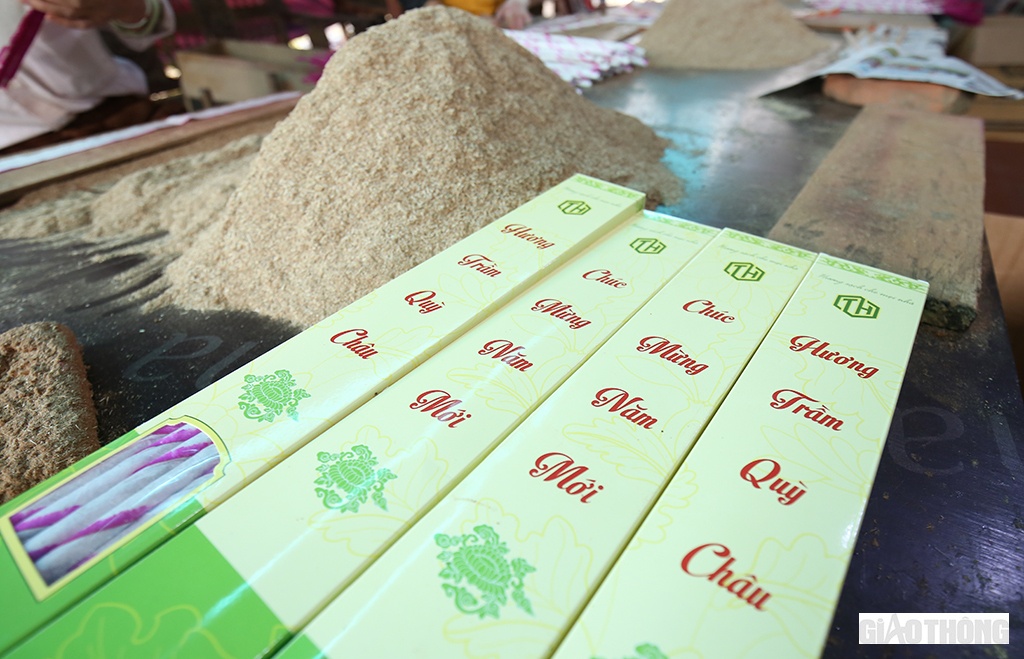 “Toàn huyện Quỳ Châu có 3 cơ sở đã được công nhận sản phẩm 3 sao OCOP. Hương Quỳ Châu có mùi thơm đặc trưng của trầm, được nhiều người ưa chuộng trong dịp lễ Tết. Trung bình mỗi năm hương Quỳ Châu xuất ra thị trường hơn 30 triệu que. Thu nhập bình quân từ 60 -100 triệu đồng/hộ kinh doanh", ông Dũng nói.