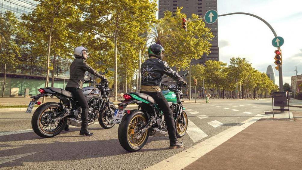 Bộ vành tiêu chuẩn của xe là vành đúc 17inch, phanh đĩa đôi 300mm trước và đĩa đơn 220mm sau tích hợp hệ thống chống bó cứng phanh ABS hai kênh