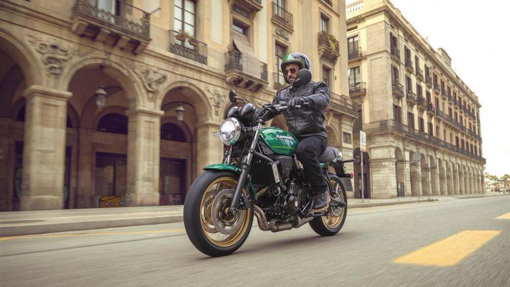 Bình xăng của xe có hình giọt nước mềm mại với dung tích 12 lít, hệ thống treo của xe gồm cặp phuộc ống lồng phía trước và giảm xóc đơn sau