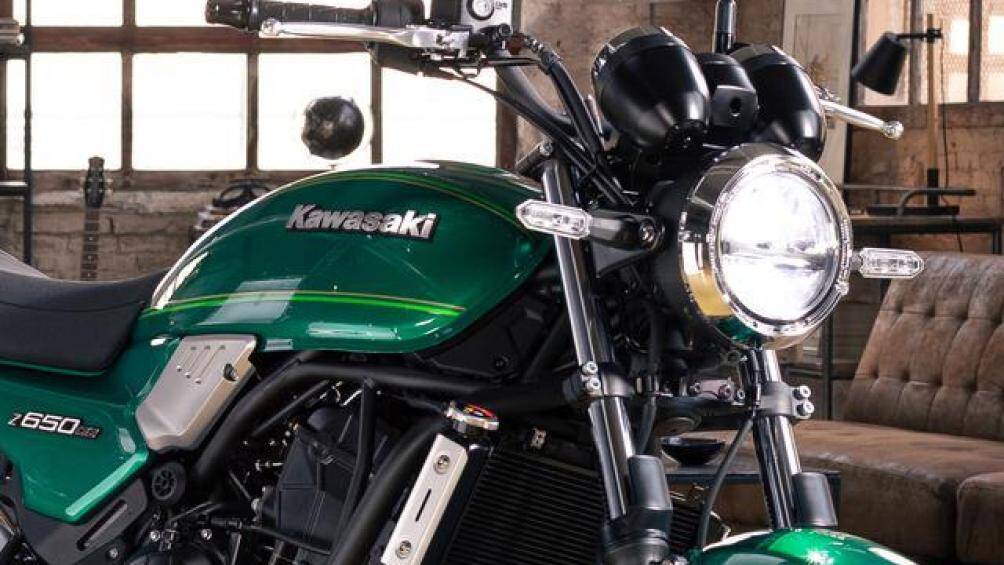 Nổi bật ở đầu xe là đèn pha LED hiện đại được bố trí trong đầu đèn hình tròn với viền ốp crôm bóng đậm chất cổ điển