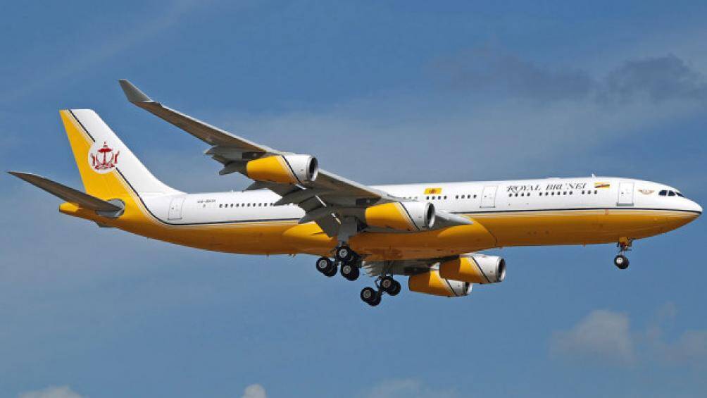Ngoài thú chơi siêu xe, quốc vương Brunei còn sở hữu đội máy bay riêng, bao gồm một chiếc Boeing 747 với phòng khách và phòng ngủ được trang trí bằng vàng và pha lê