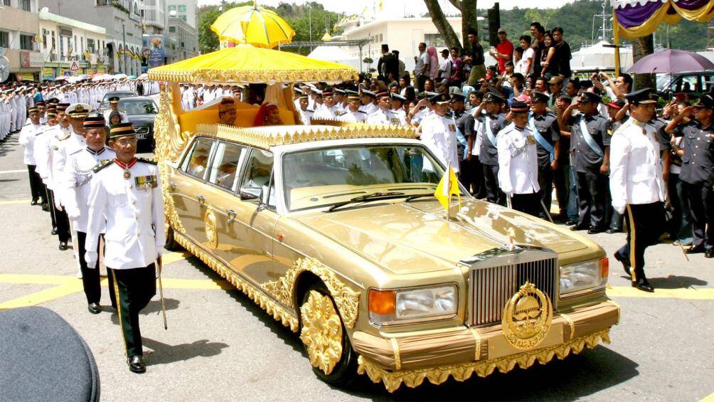 Bộ sưu tập trị giá 5 tỷ bảng Anh gồm 600 chiếc Rolls Royces bao gồm một chiếc Silver Spur Limo mạ vàng 24 cara độc nhất được sử dụng cho đám cưới Hoàng gia