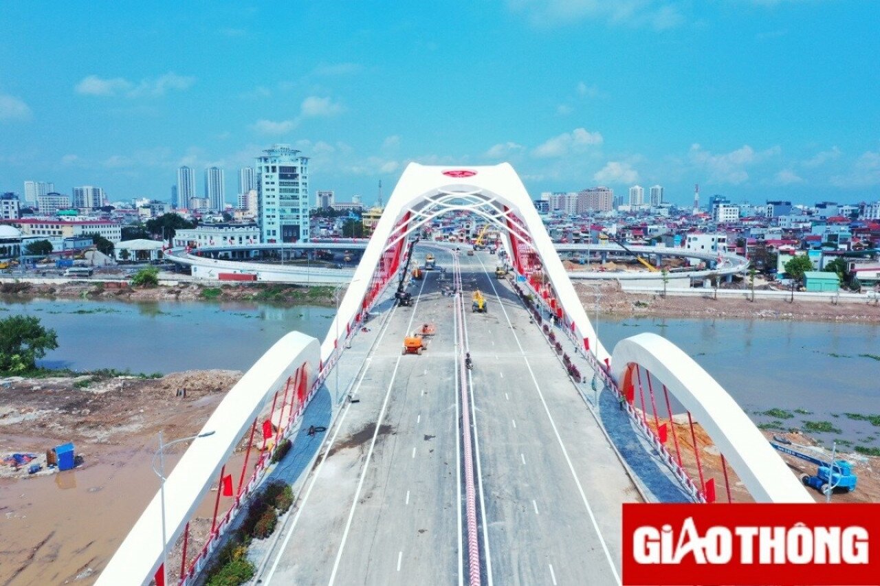 Cầu Rào được đầu tư xây dựng mới ngay tại vị trí cũ vượt sông Lạch Tray, nằm trên trục giao thông huyết mạch của TP Hải Phòng nối đường Phạm Văn Đồng (quận Dương Kinh) và đường Lạch Tray (quận Ngô Quyền), được khởi công từ ngày 13/10/2020