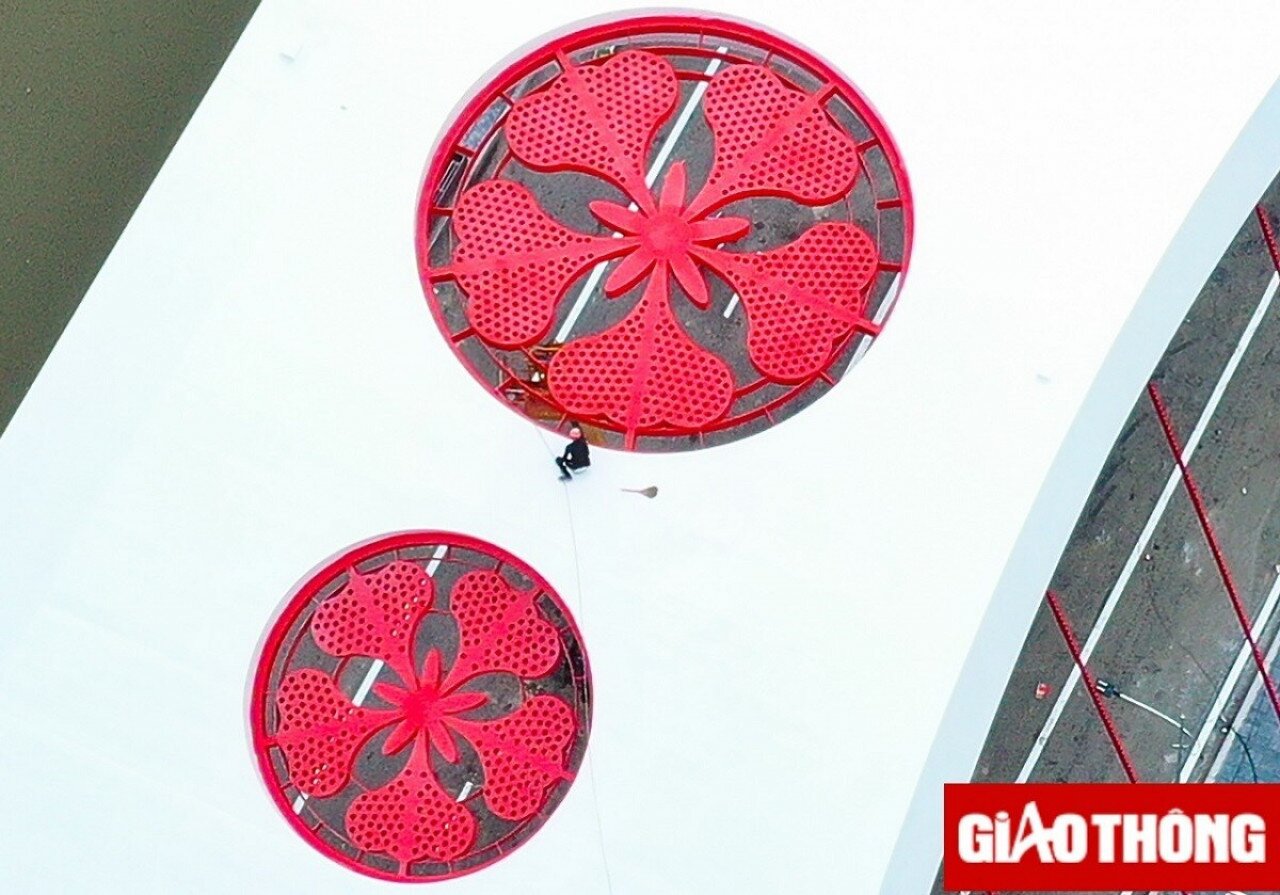 Điểm nhấn của Cầu Rào là biểu tượng 3 bông hoa phượng đỏ - loài hoa đặc trưng của TP Hải Phòng được thiết kế bằng thép, sơn màu đỏ trên đỉnh vòm của cây cầu