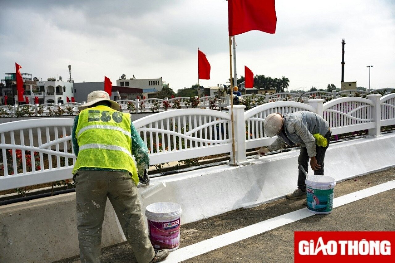 Ông Đỗ Tuấn Anh - Tổng giám đốc Ban Quản lý dự án đầu tư xây dựng các công trình giao thông Hải Phòng cho biết, sau 13 tháng thi công, các nhà thầu xây dựng: Liên danh Công ty CP - Tổng Công ty Cơ khí xây dựng Thăng Long, Công ty CP Tập đoàn Đầu tư - Xây dựng HJC, Tổng công ty Thăng Long - CTCP, Công ty CP Xây dựng 203 đã hoàn thành những hạng mục khó nhất của công trình xây dựng Cầu Rào và nút giao với giá trị thực hiện ước đạt 95% giá trị hợp đồng