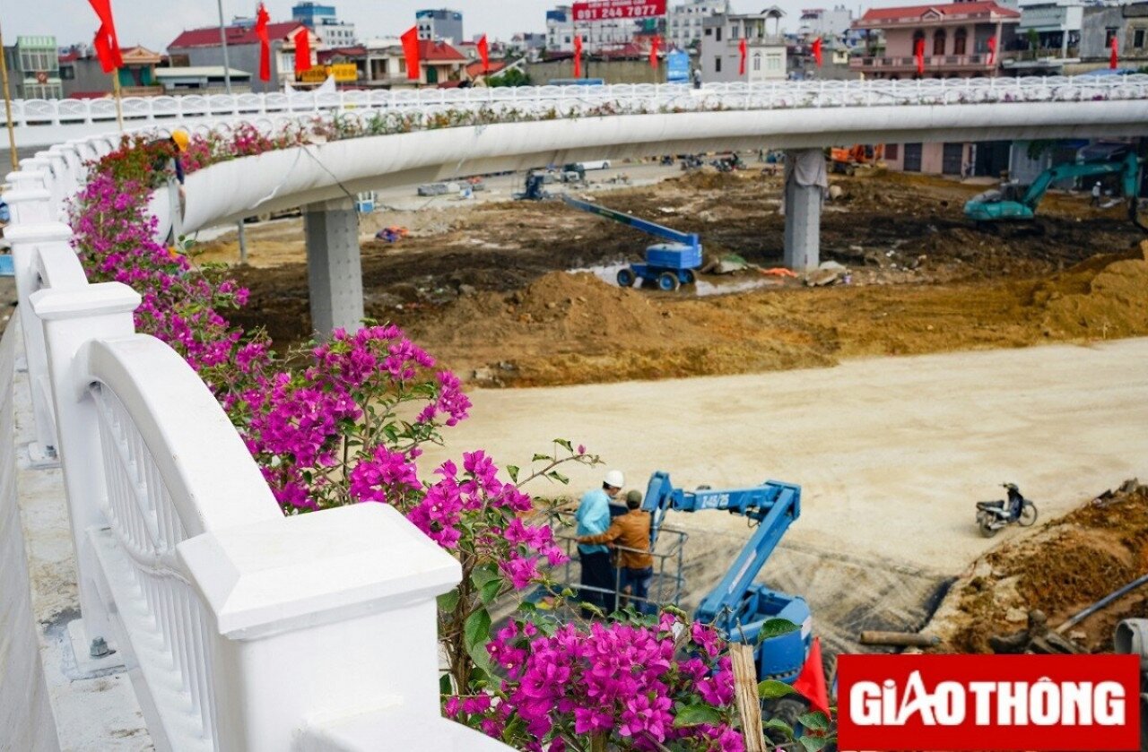 Hiện, các đơn vị thi công đang tiếp tục hoàn thiện những hạng mục còn lại của công trình: lát vỉa hè, công viên, cây xanh, đảo giao thông…