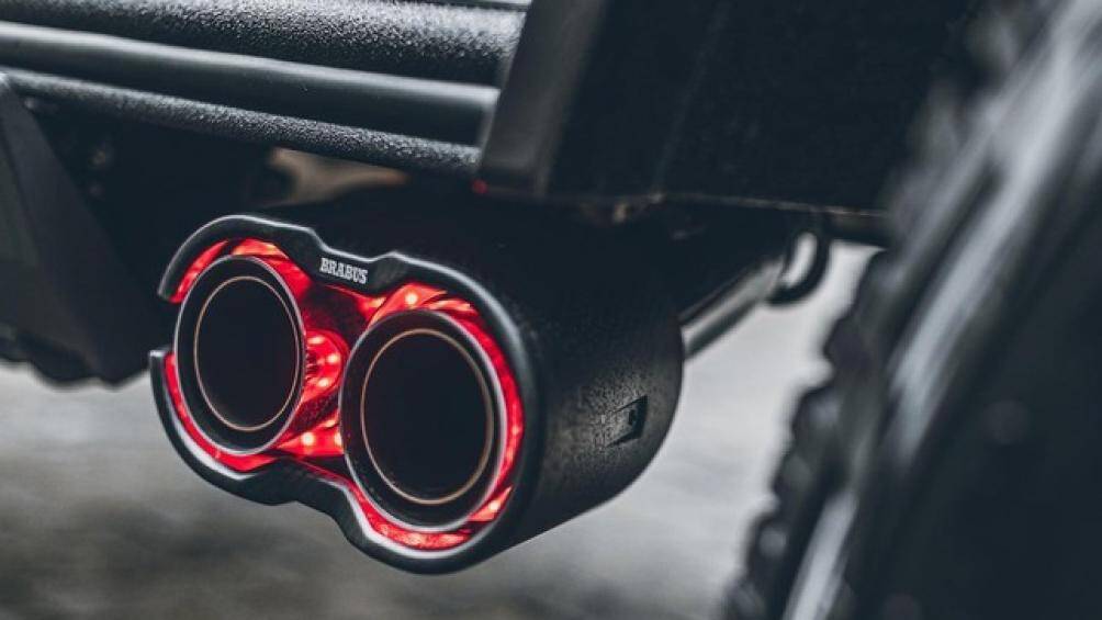 Ngoài ra, các bộ phận khác như mui xe, vè chắn bùn trước, lỗ thông hơi và thậm chí cả viền ống xả cũng được làm bằng carbon rất nhẹ