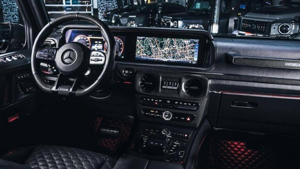 Tất cả năm ghế đều được trang trí bằng lớp da đen đẹp và có đường khâu hình vỏ sò ở trung tâm