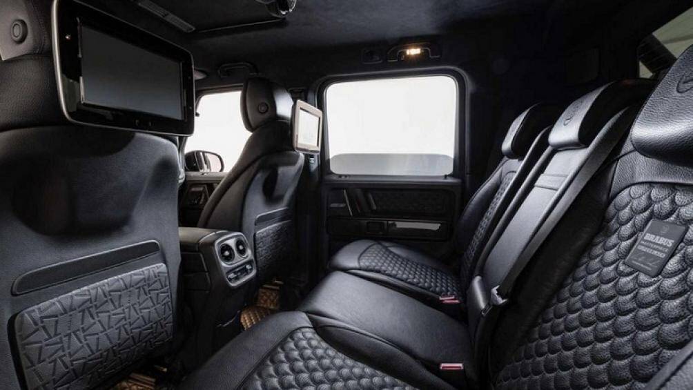 Chiếc AMG G63 độ thành bán tải có nội thất bọc da hoàn thiện bằng màu đen, và thậm chí sàn xe cũng được phủ bằng loại da màu đen tốt nhất