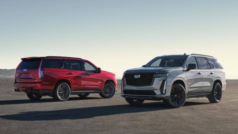 Về thiết kế ngoại thất, Cadillac Escalade-V 2023 sở hữu lưới tản nhiệt dạng lưới và các điểm nhấn màu đen tô đậm vẻ đẹp thể thao